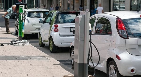 ثورة السيارات الكهربائية تنذر بجبالٍ من نفايات البطاريات السامة في أوروبا
