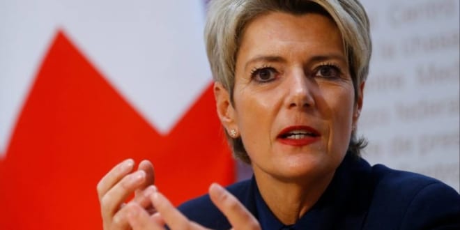 وزيرة المالية السويسرية تحذر من أن قواعد تصفية البنوك الكبرى لا تعمل